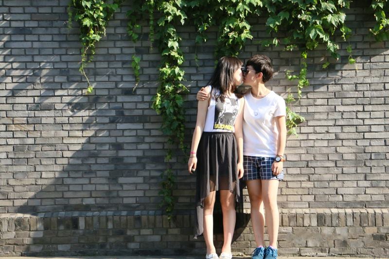 上海外国语大学一对比较自恋喜爱摄影的百合姐妹大量露脸自拍视图流出-有趣BT