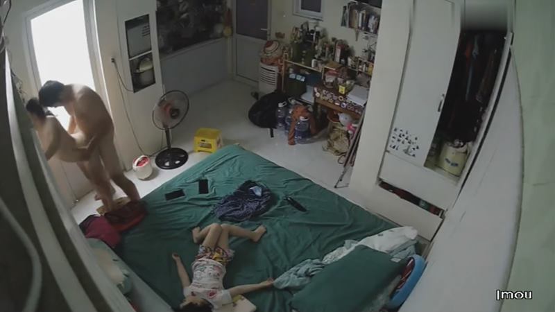 图片[2]-黑客破解家庭网络摄像头监控偷拍❤️性欲很强的年轻夫妻把孩子哄睡后激情干炮宛如拍动作片-有趣BT
